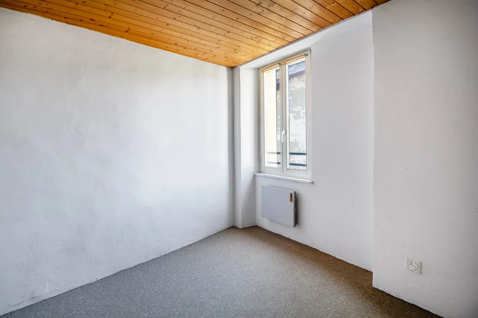 Helles Haus im Zentrum des Dorfes