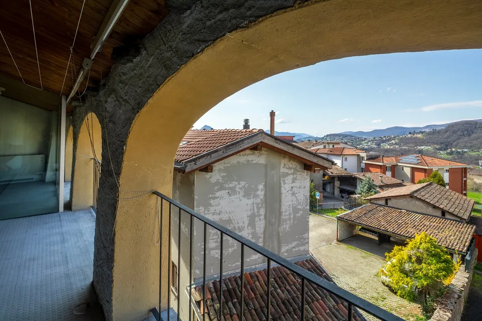 Helles Haus im Zentrum des Dorfes