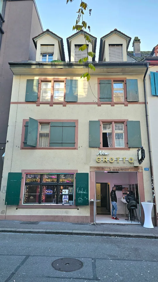 Zentrale Bestlage: Mehrfamilienhaus mit 7 Wohnungen und Restaurant