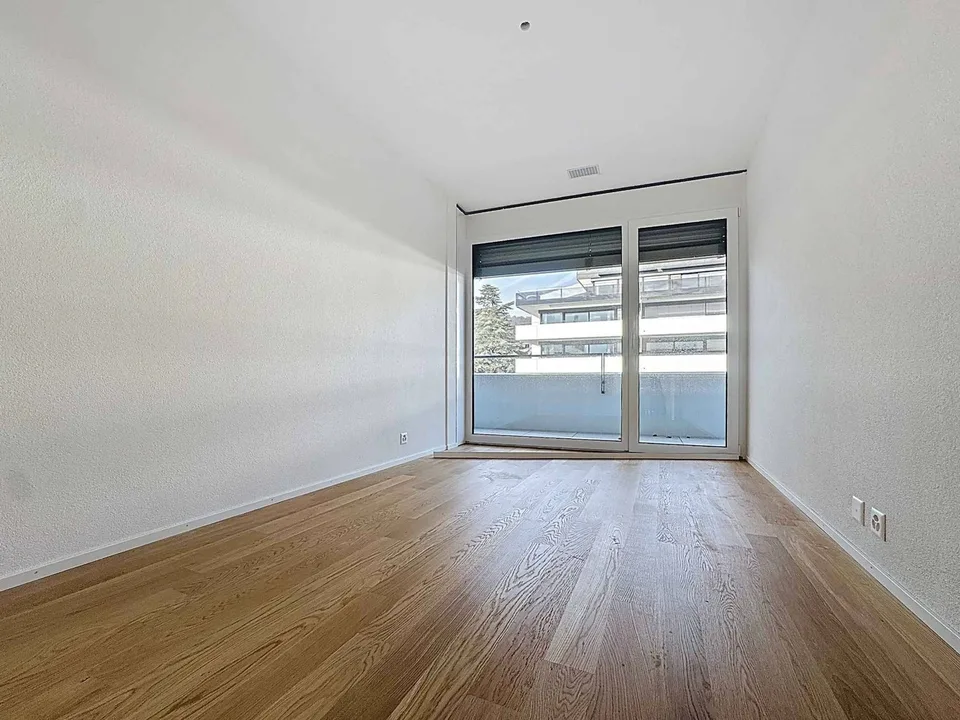 Luxuriöse 4.5-Zimmer-Wohnung mit Balkon, neu