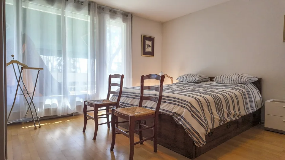 Ampio appartamento con tennis e piscina