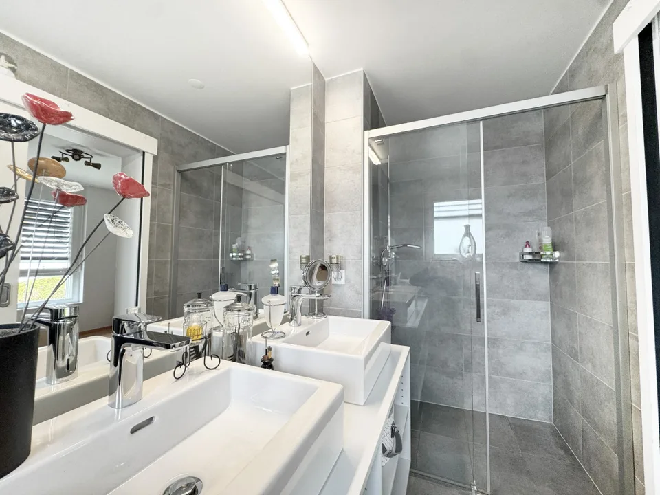 GERÄUMIGES 4.5-ZIMMER-WOHNUNG MIT HOHEM WOHNSTANDARD – Foto 8 von 10