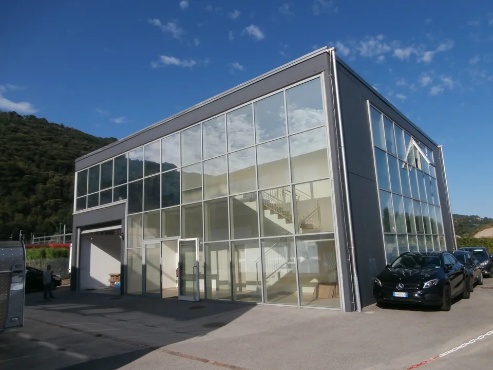 BALERNA  STABILE INDUSTRIALE COMPLETAMENTE LOCATO A REDDITO