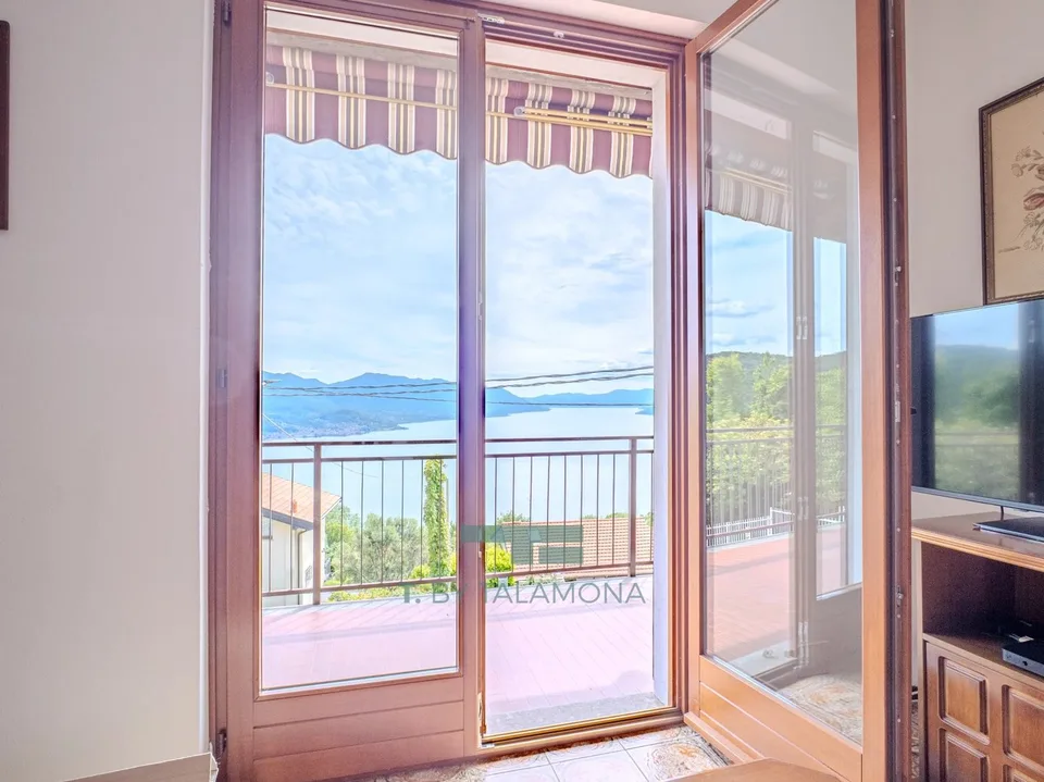 Freistehendes Haus mit Privatgarten und traumhaftem Blick auf den Lago Maggiore in Campagnano
