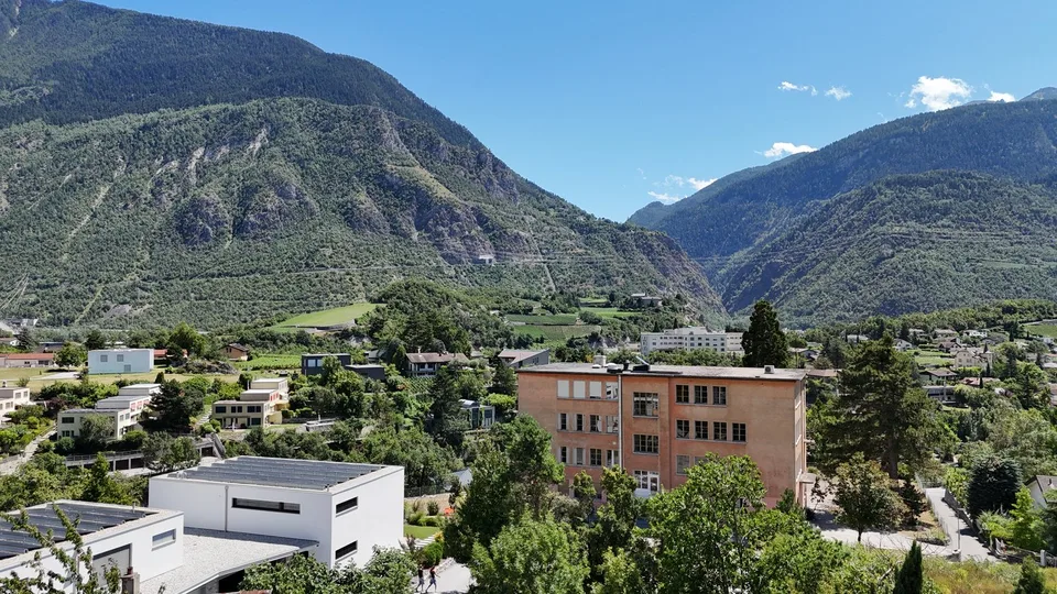 Villa mit Baugrund und Scheune – Quartier Plantzette, Sierre – Foto 11 von 30