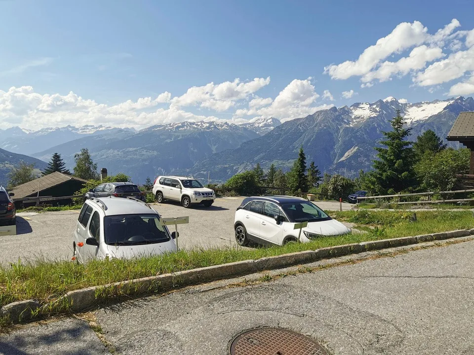Parkplatz an zentraler Lage in Bürchen (Ferienhauszone)