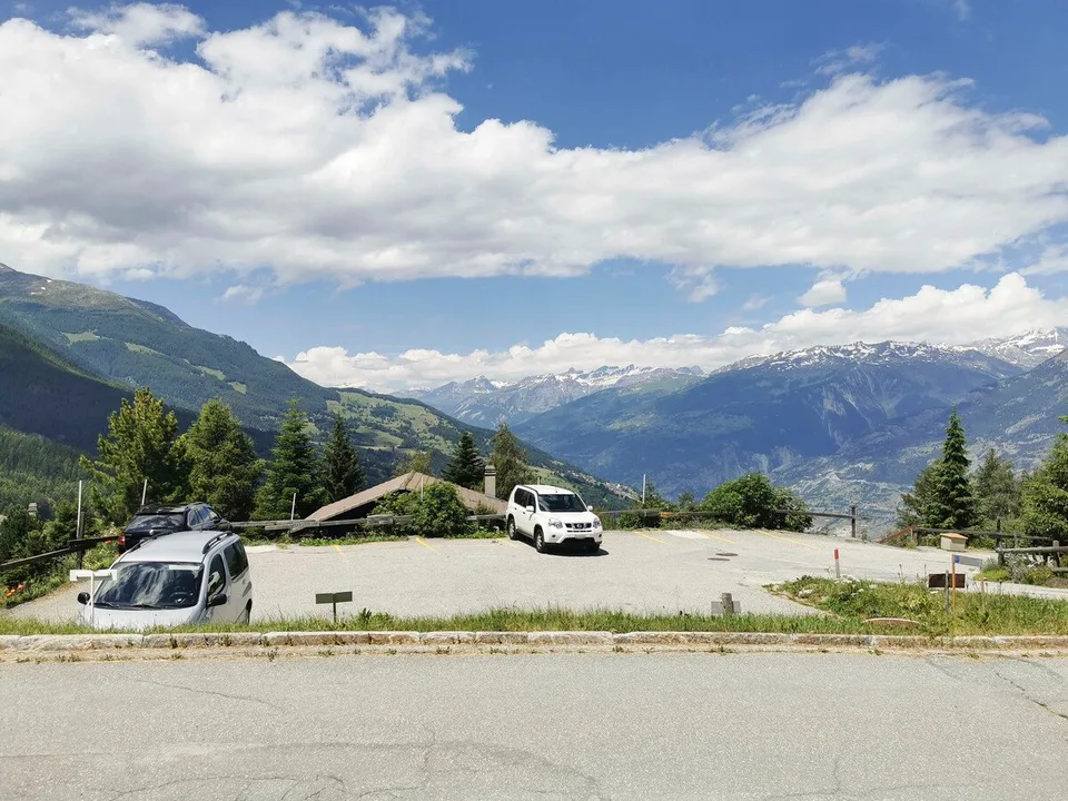 Parkplatz an zentraler Lage in Bürchen (Ferienhauszone)
