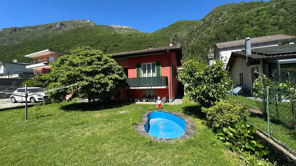 Casa bifamiliare con giardino