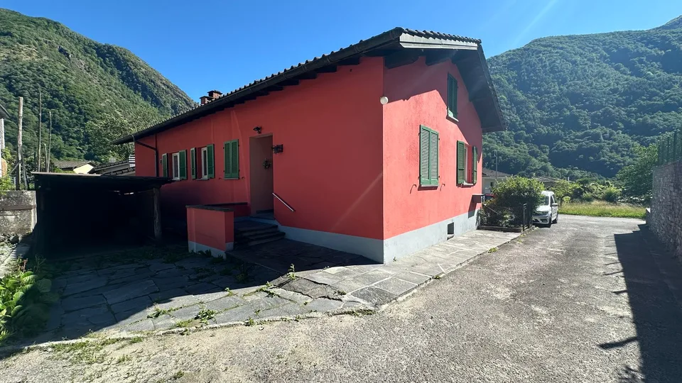 Casa bifamiliare con giardino