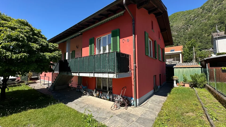 Casa bifamiliare con giardino