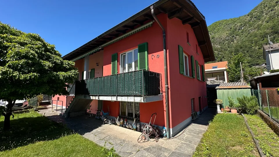 Casa bifamiliare con giardino