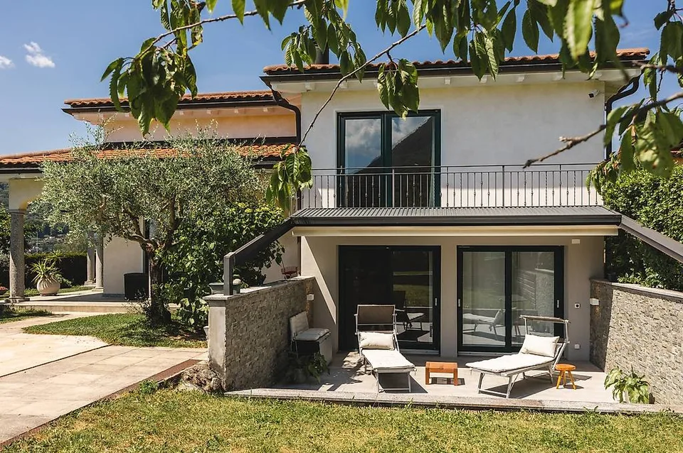 Wir verkaufen in Cadro eine elegante Villa mit Pool