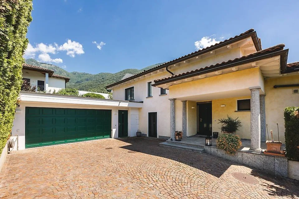 Wir verkaufen in Cadro eine elegante Villa mit Pool