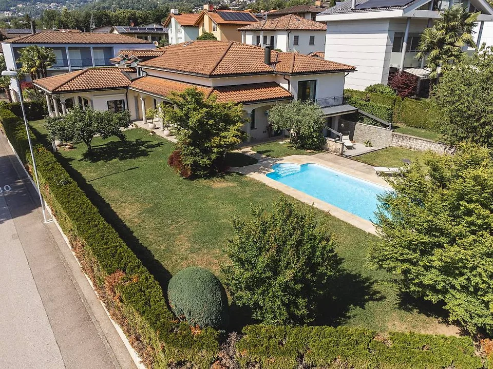 Vendiamo a Cadro un' elegante villa con piscina