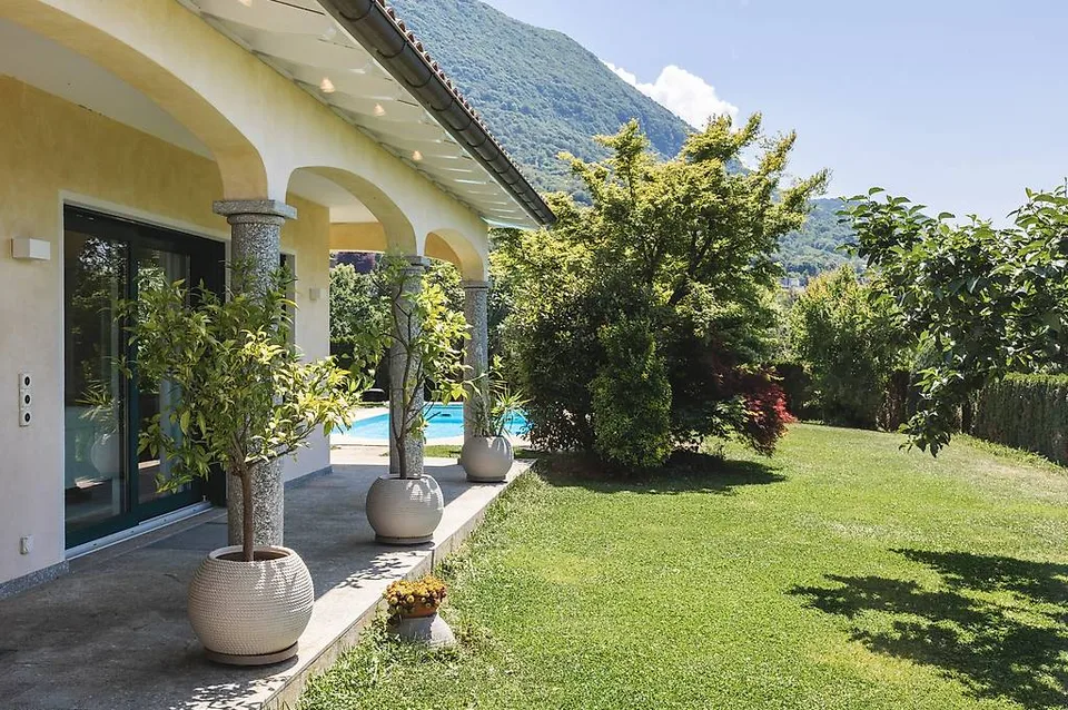 Wir verkaufen in Cadro eine elegante Villa mit Pool