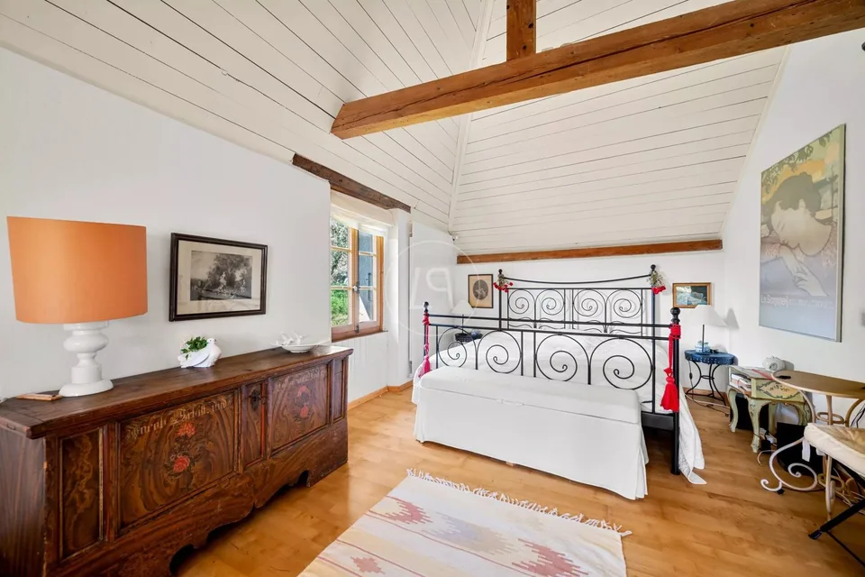 Essertines-sur-Rolle - Charaktervolles Herrenhaus mit Nebengebäuden und Blick auf den Genfersee
