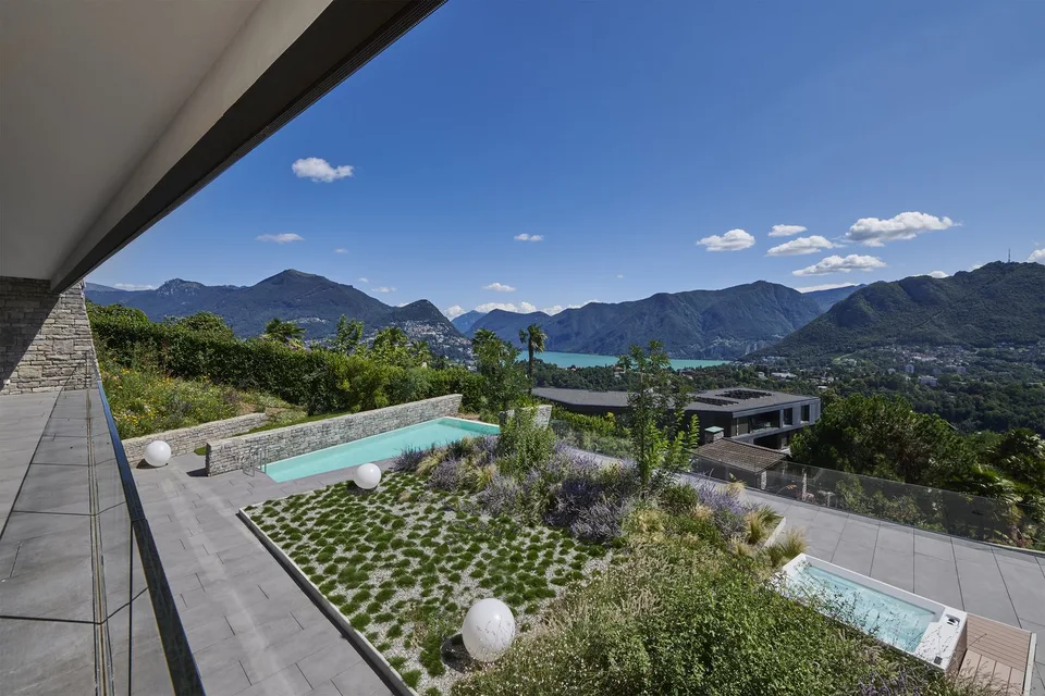 Einzigartige 6,5 Zimmer Attikawohnung mit grosser Dachterrasse, Whirpool und eigenem Pool