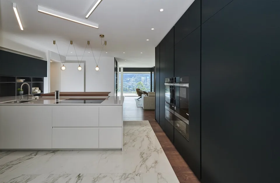 Einzigartige 6,5 Zimmer Attikawohnung mit grosser Dachterrasse, Whirpool und eigenem Pool