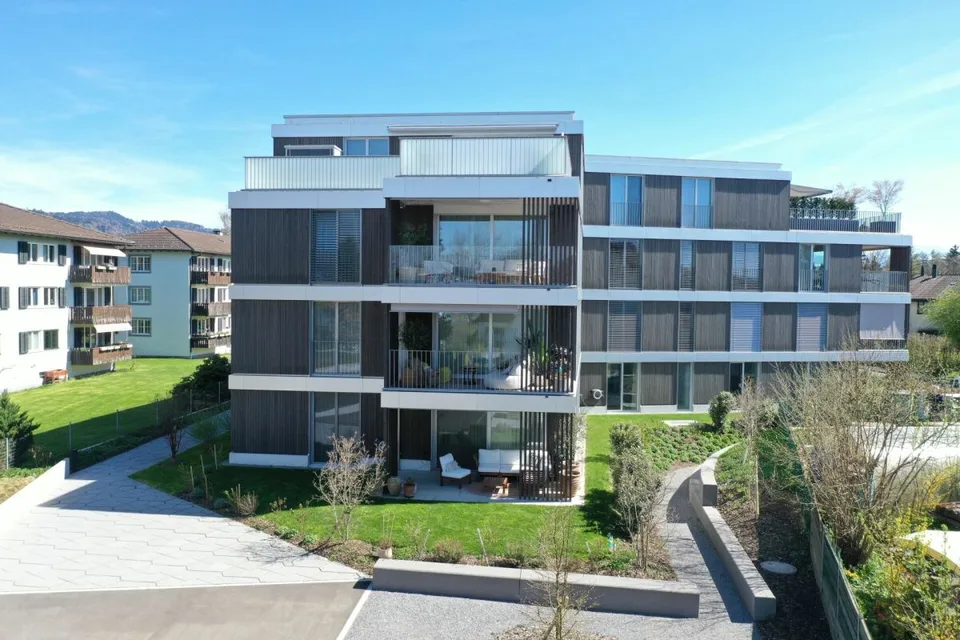 Appartamento giardino elegante di 4,5 locali in costruzione ibrida in legno nobile