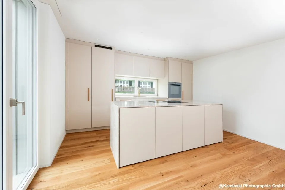 Appartamento giardino elegante di 4,5 locali in costruzione ibrida in legno nobile