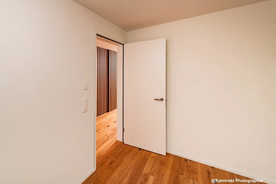 Stilvolle 4.5-Zimmer-Gartenwohnung in edler Holz-Hybrid-Bauweise – Foto 8 von 14
