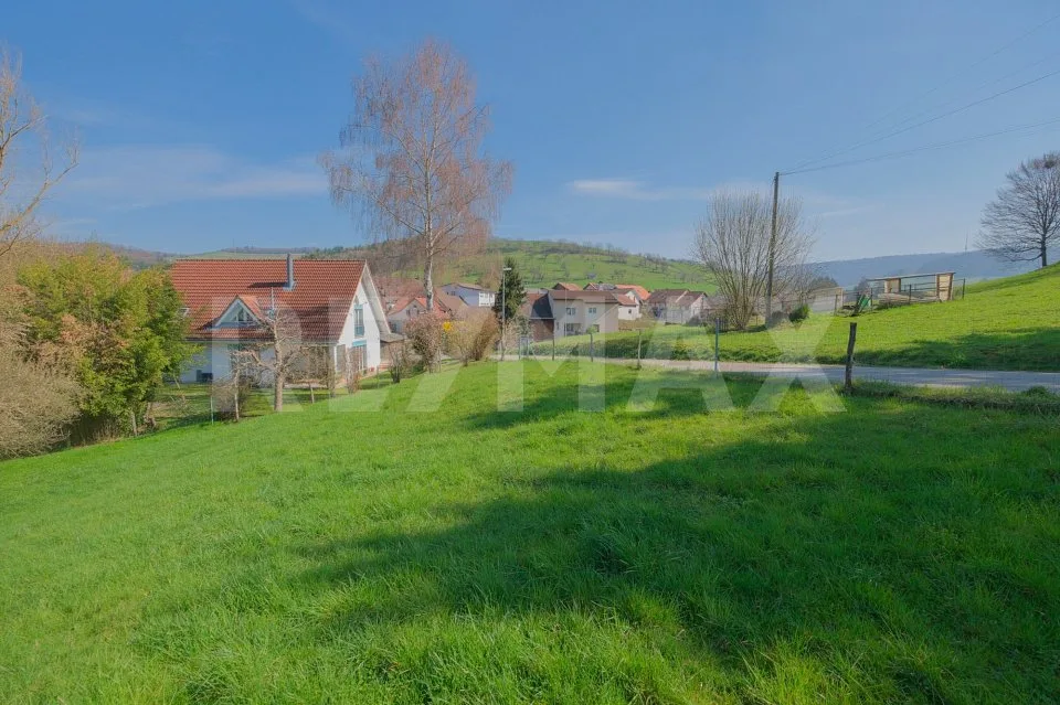667 m² di terreno edificabile, completamente urbanizzato, nella valle soleggiata di Mettau