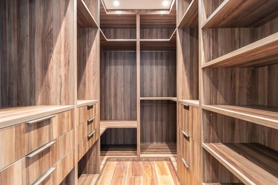 Grande villa contemporaine avec 5 chambres en suite – photo 8 sur 19