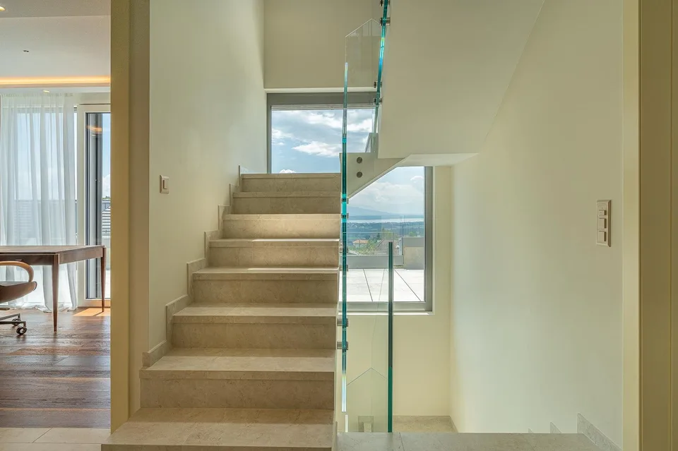 Grande villa contemporaine avec 5 chambres en suite – photo 10 sur 19