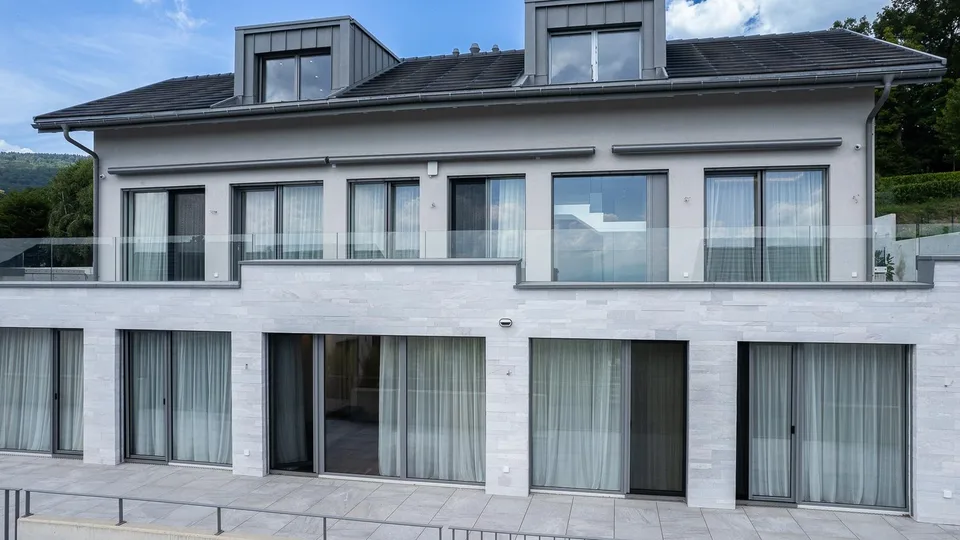 Grande villa contemporanea con 5 camere da letto con bagno privato