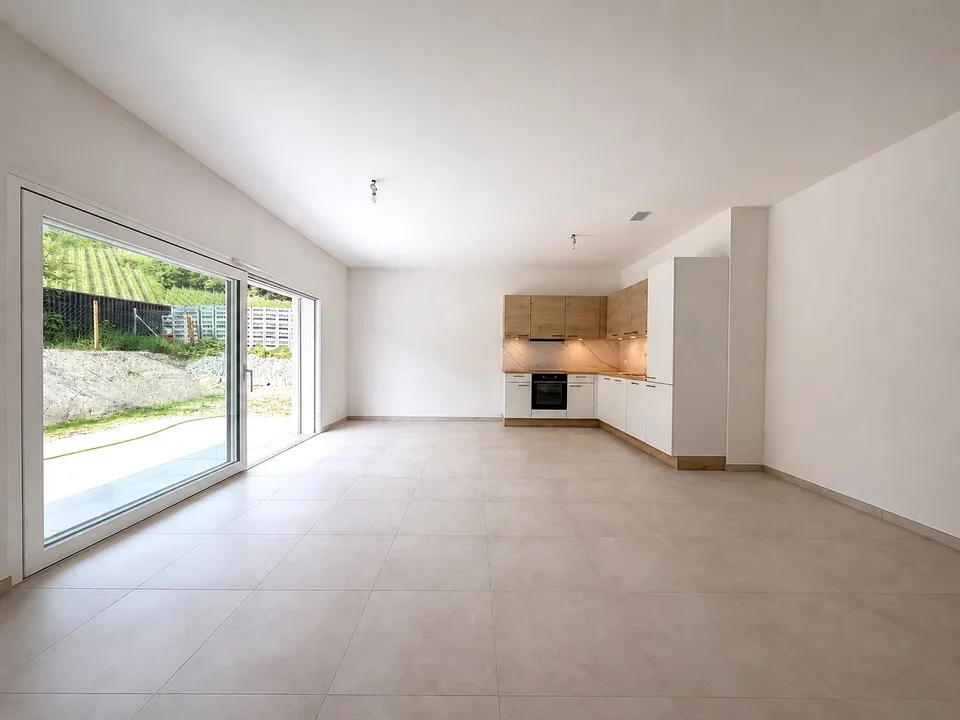 Superbe 2.5 pièces, spacieux en rez de jardin / Wunderschöne, geräumige 2.5-Zimmer-Wohnung mit Gartenanteil im Erdgeschoss