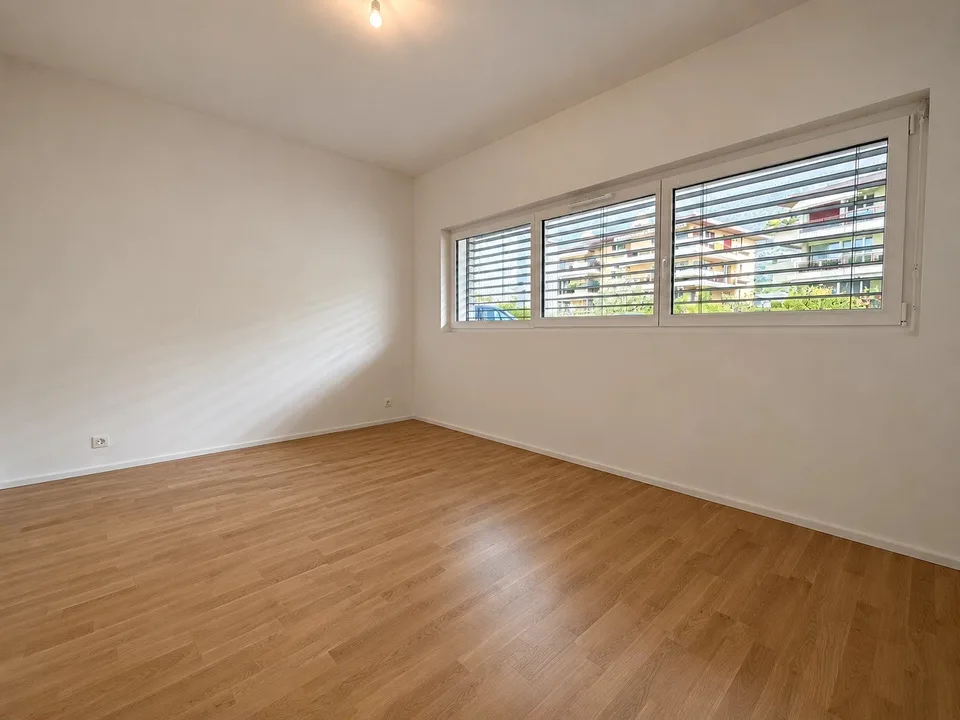 Superbe 2.5 pièces, spacieux en rez de jardin / Wunderschöne, geräumige 2.5-Zimmer-Wohnung mit Gartenanteil im Erdgeschoss