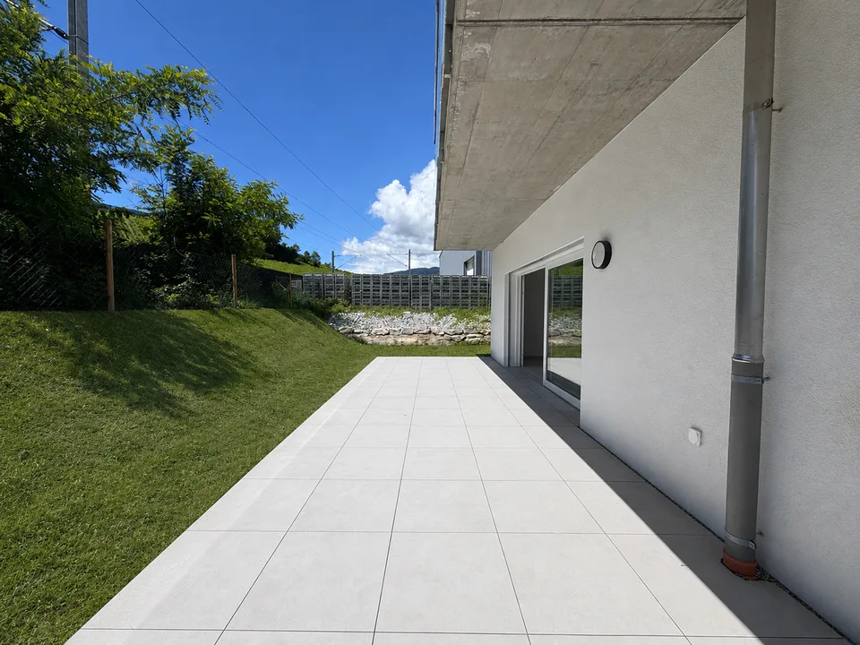 Superbe 2.5 pièces, spacieux en rez de jardin / Wunderschöne, geräumige 2.5-Zimmer-Wohnung mit Gartenanteil im Erdgeschoss