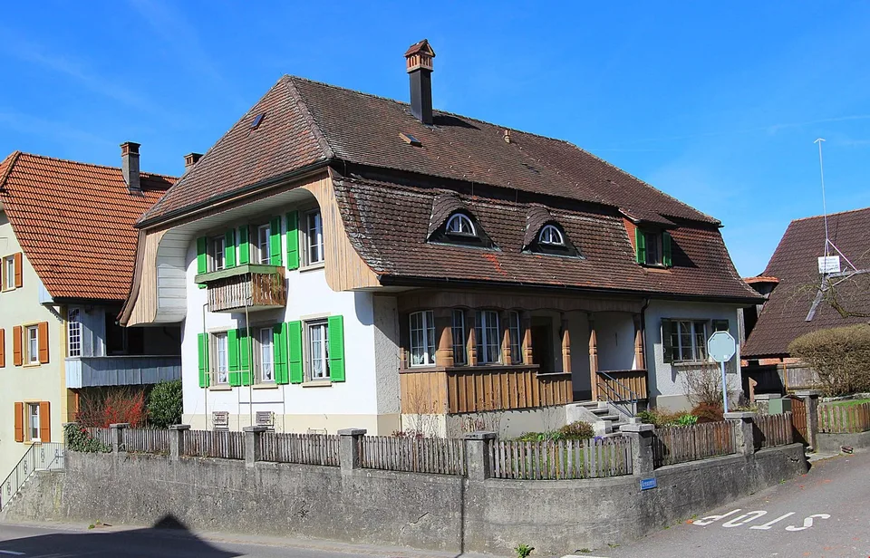 GROSSES EIN- ODER ZWEIFAMILIENHAUS AN ZENTRALER LAGE