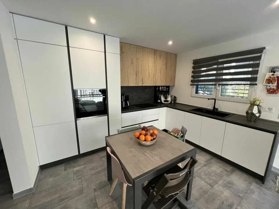 Moderna casa bifamiliare individuale, di 4.5 +3.5 locali con ampio giardino