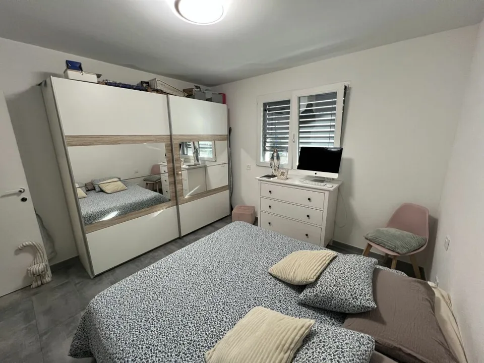 Moderna casa bifamiliare individuale, di 4.5 +3.5 locali con ampio giardino