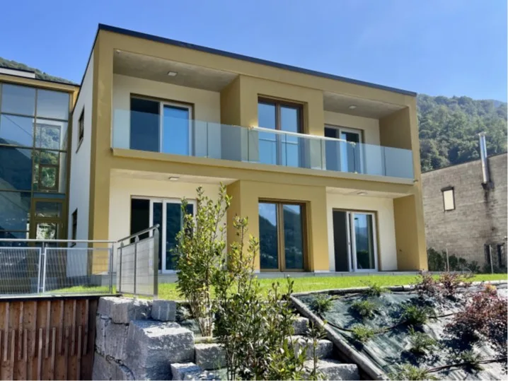 AMPIO 4.5 LOCALI CON GIARDINO E VISTA LAGO A BRUSINO ARSIZIO