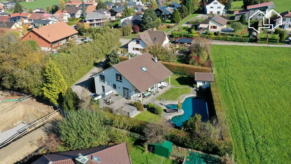 Villa individuale di 6,5 locali con piscina in un ambiente idilliaco