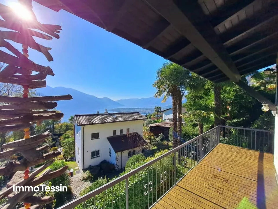 GELEGENHEIT: Haus mit 2 Wohnungen an begehrter Lage mit atemberaubendem Blick auf den Lago Maggiore