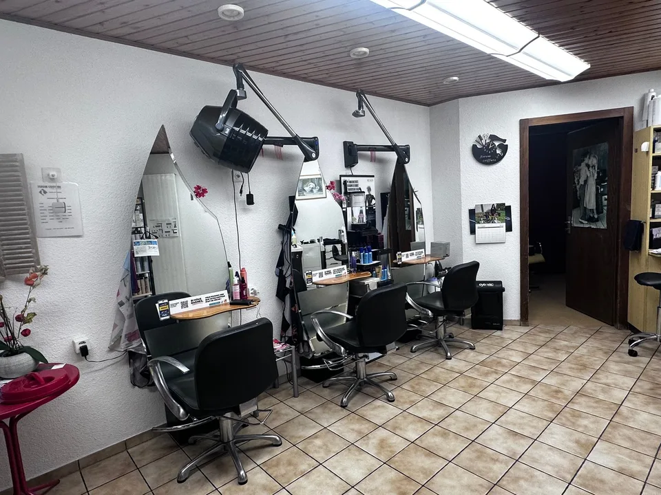 Friseursalon mit Geschäftsfonds und Kiosk zum Verkauf – Schlüsselunternehmen mit Kundenstamm