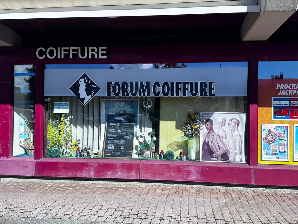 Salon de coiffure avec fonds de commerce et kiosque à vendre – Activité clé en main avec clientèle