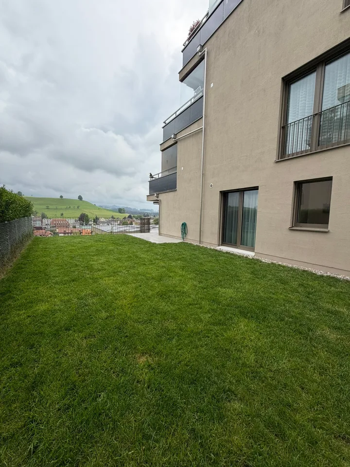 Grosse 3.5 Zimmerwohnung 92.5m2, 2 Nasszellen und 36 m2 Terrasse