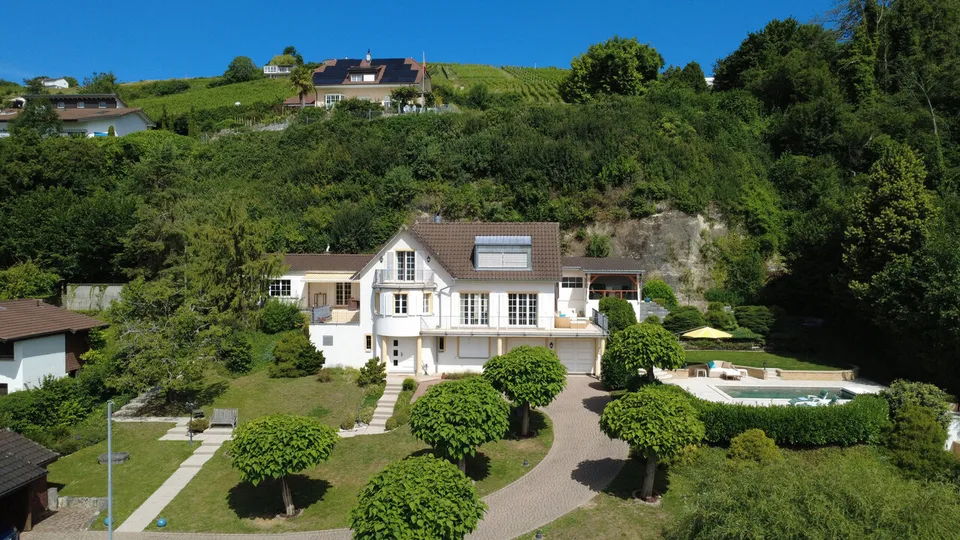 Exklusive Villa mit See- und Alpensicht sowie Pooloase