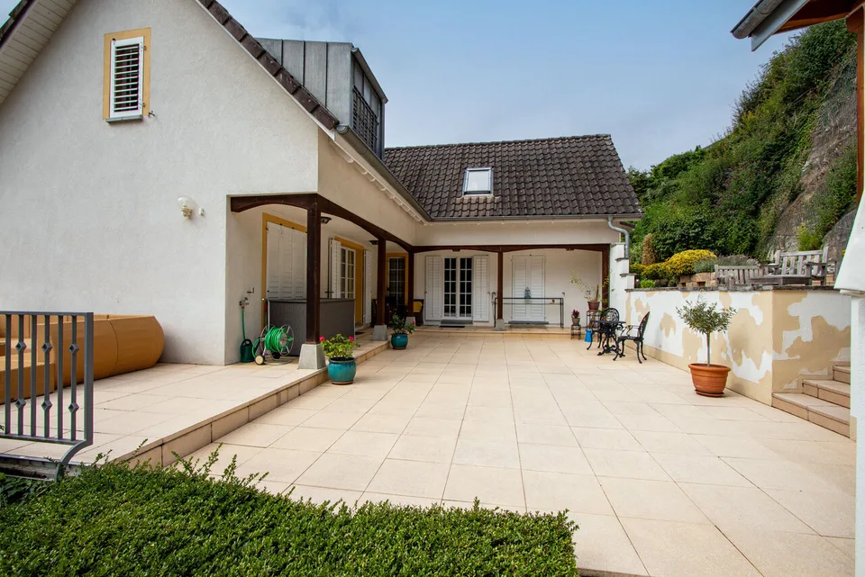 Exklusive Villa mit See- und Alpensicht sowie Pooloase