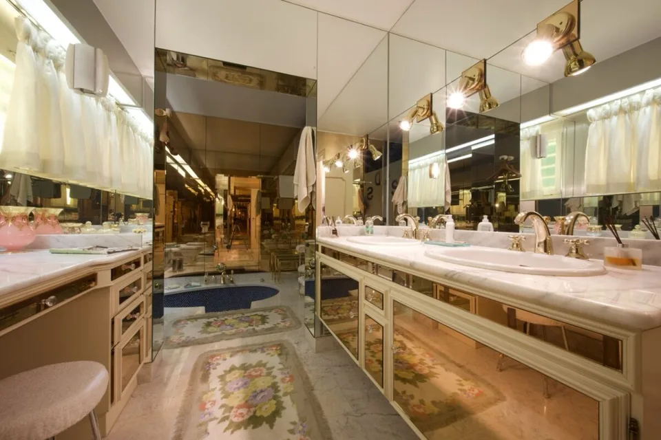 Exclusive Lakeview Villa in Bissone – Timeless Elegance and Absolute Privacy – photo 21 of 26