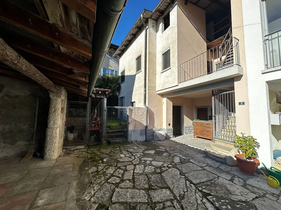 Kernhaus in Arzo – Privatgarten, hohe Decken und modernes Gestaltungspotenzial