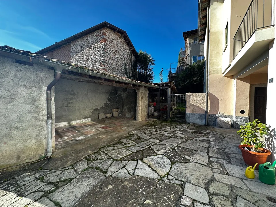 Casa di nucleo con giardino: spazio verticale, soffitti alti e grandi volumi da valorizzare