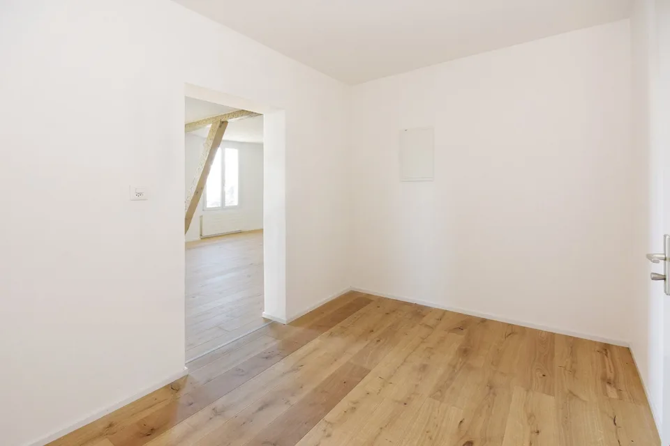 heimelige neuwertige 3.5 Zimmer-Dachwohnung 2. OG