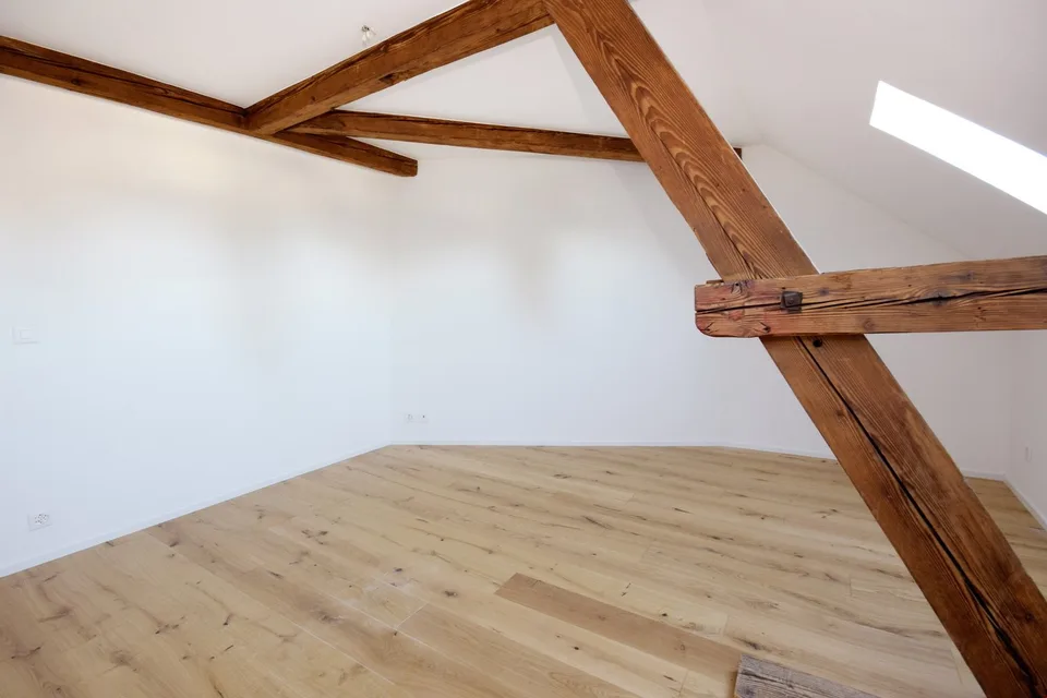 heimelige neuwertige 3.5 Zimmer-Dachwohnung 2. OG