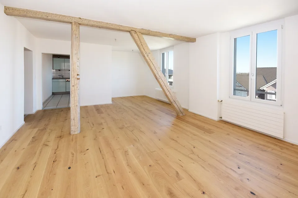heimelige neuwertige 3.5 Zimmer-Dachwohnung 2. OG