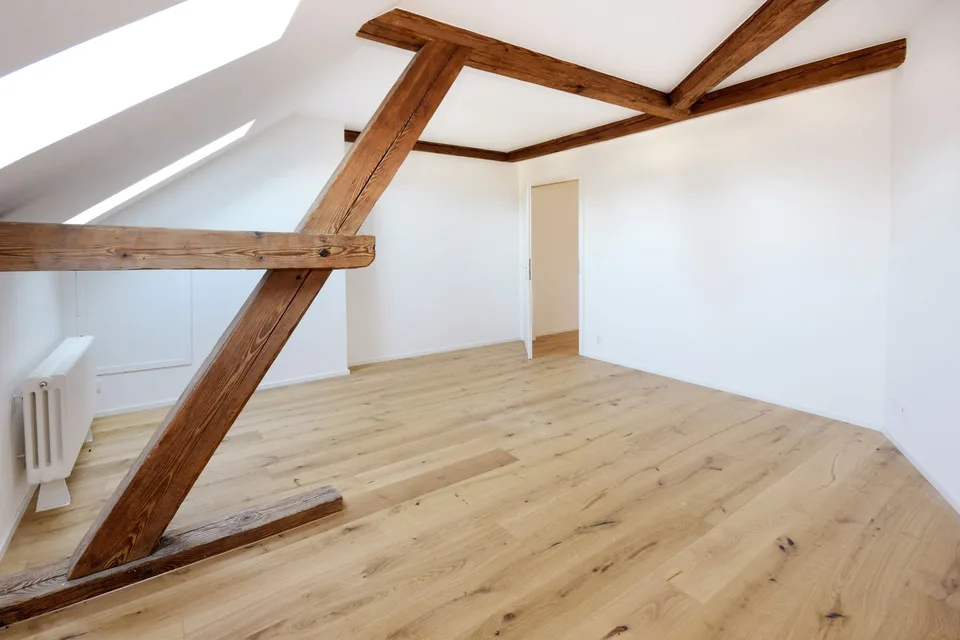 heimelige neuwertige 3.5 Zimmer-Dachwohnung 2. OG